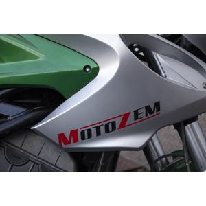 MotoZem logo kleebis must