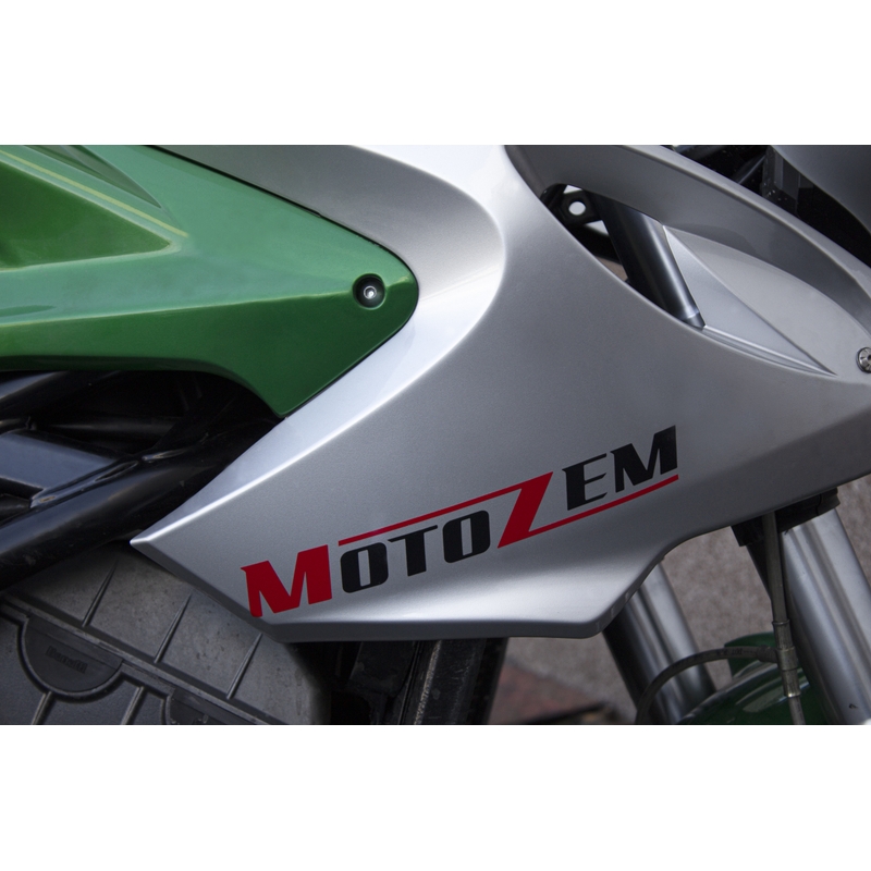 MotoZem logo kleebis must