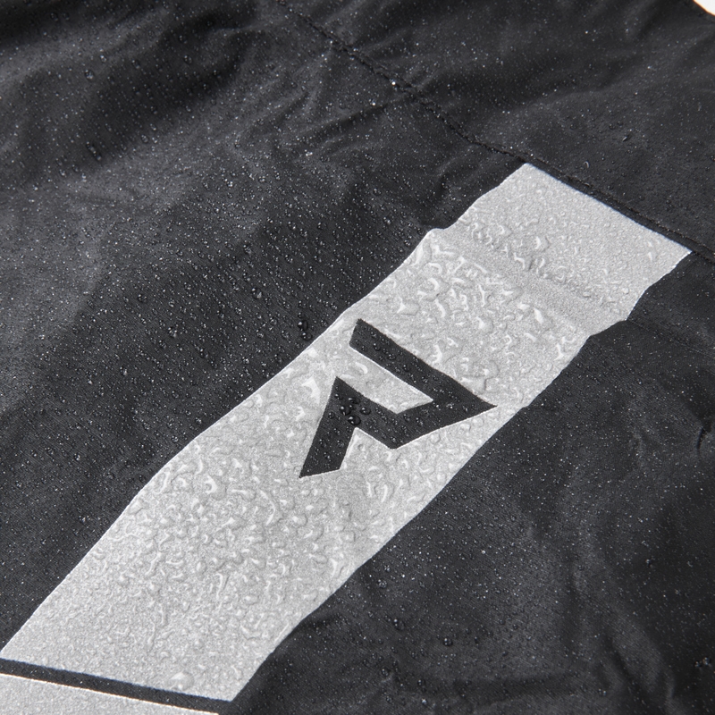 Rebelhorn ookeani must vihmajakk