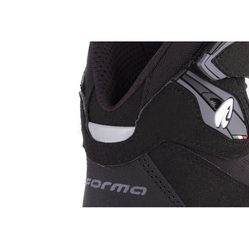Forma Genesis mootorrattasaapad mustad