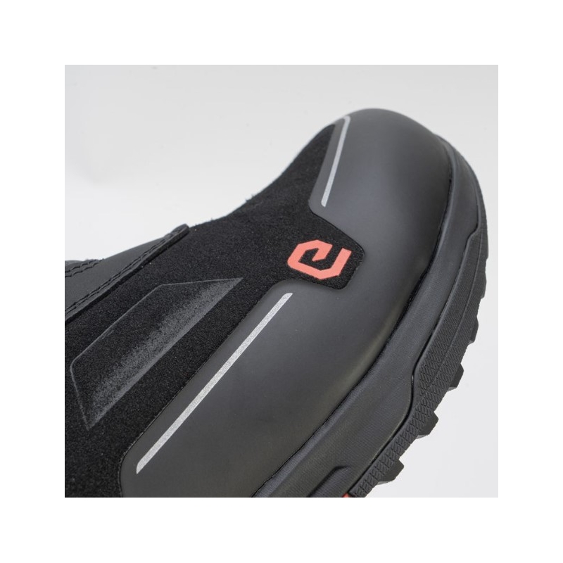 Eleveit Venom WP mustad mootorratta saapad