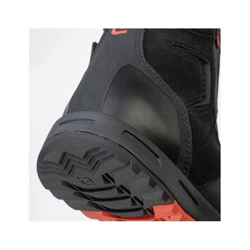 Eleveit Venom WP mustad mootorratta saapad
