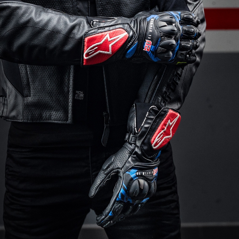 Alpinestars SP-8 3 Monster FQ20 must-punane-sinine-valge mootorratta kindad