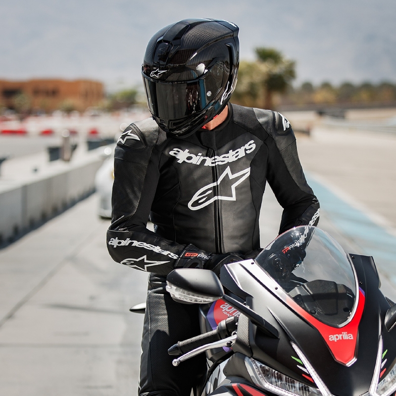Alpinestars GP Force Lurv mustast nahast mootorratta kombinesoon
