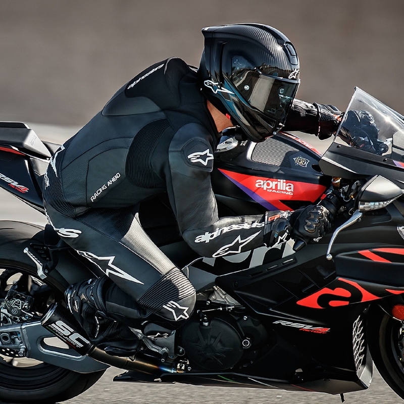 Alpinestars GP Force Lurv mustast nahast mootorratta kombinesoon
