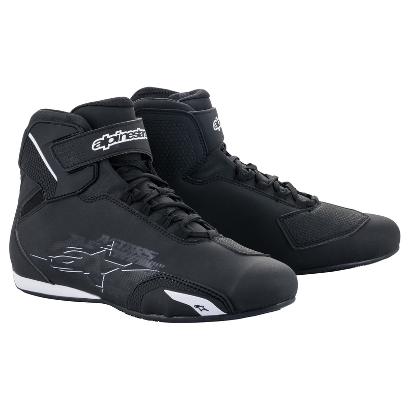 Alpinestars Sector Must-valge mootorratta saapad