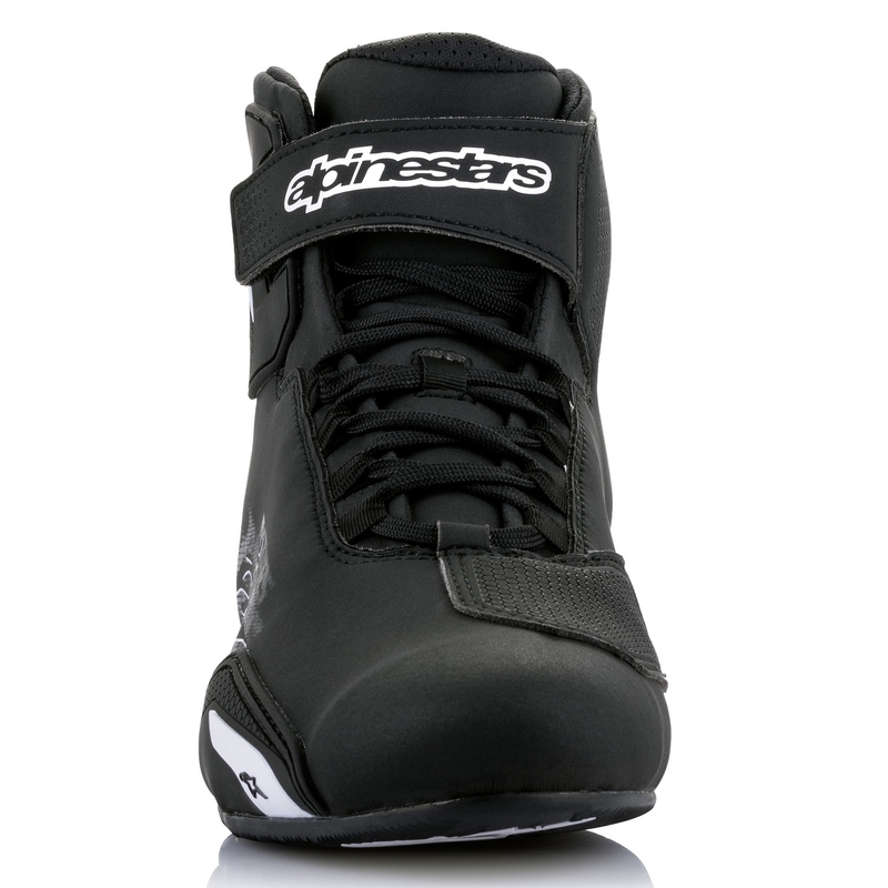 Alpinestars Sector Must-valge mootorratta saapad