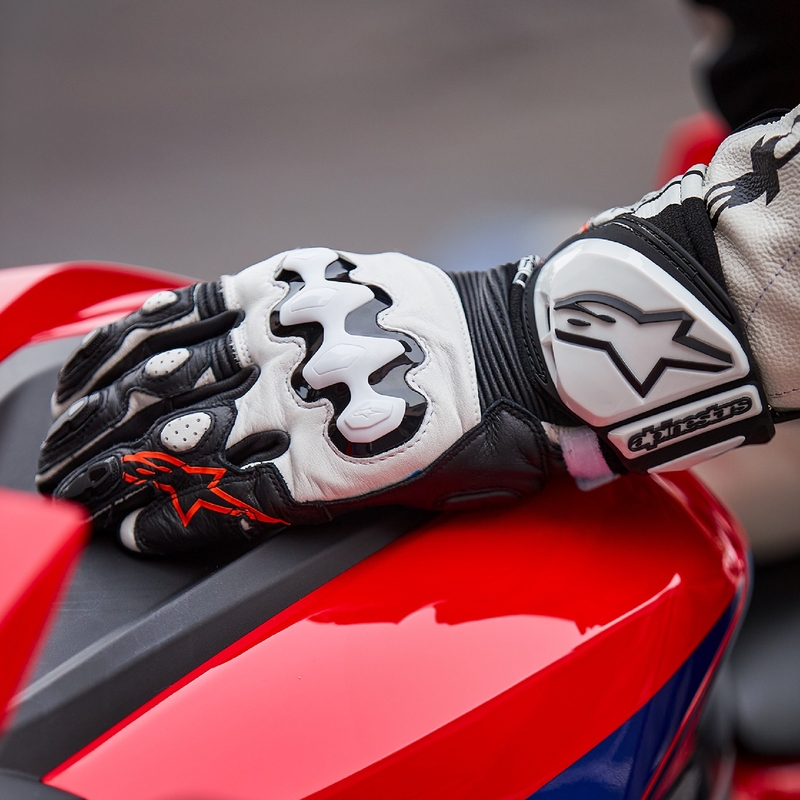 Alpinestars GP PRO R 4 mootorratta kindad must-valged