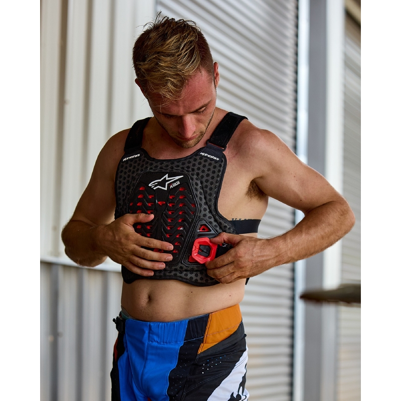 Alpinestars A-5 Plasma must-punase-valge rinnakaitse