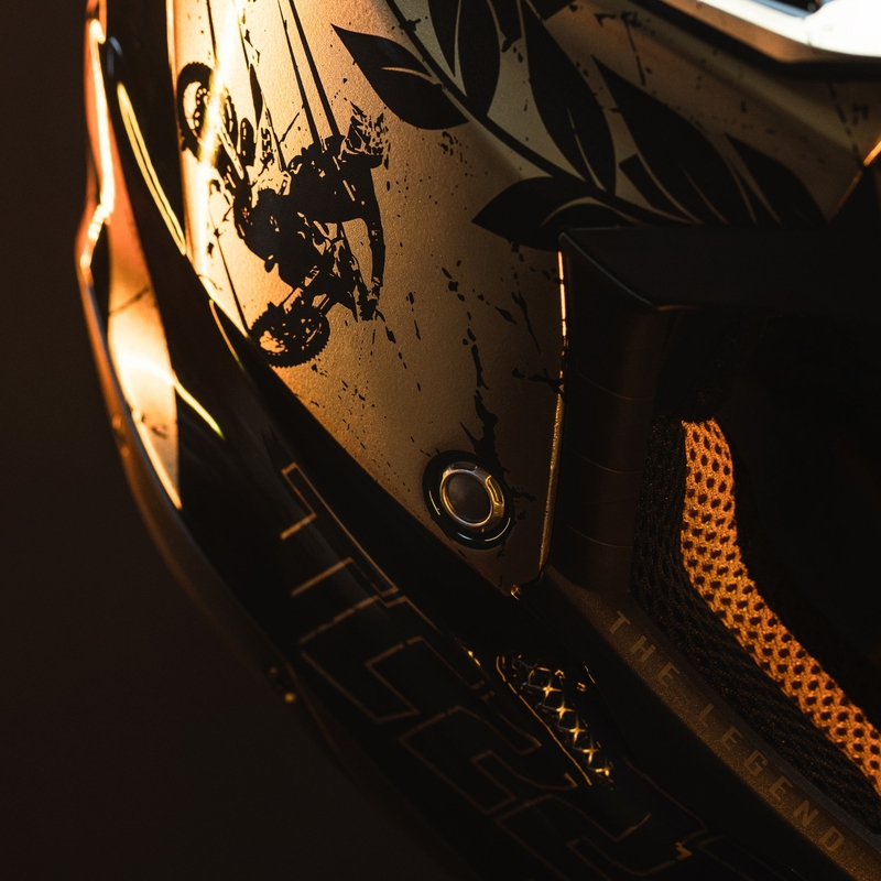 Motokrossikiiver Airoh Aviator 3.0 "TC 222 THE LEGEND" must-kuldne