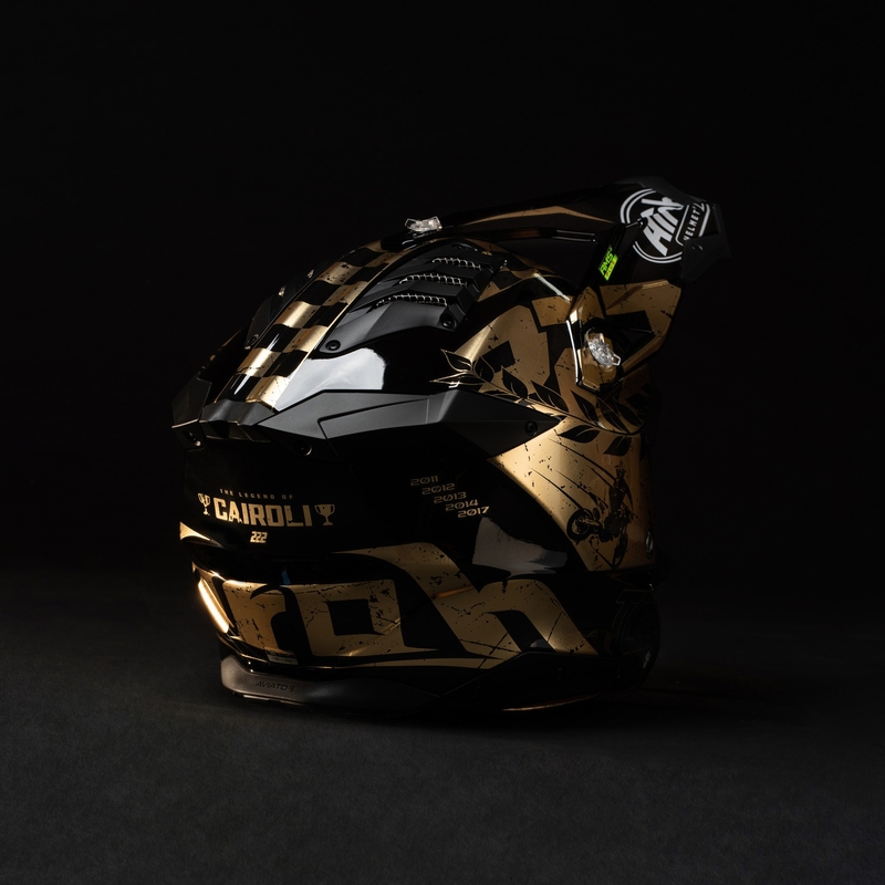 Motokrossikiiver Airoh Aviator 3.0 "TC 222 THE LEGEND" must-kuldne