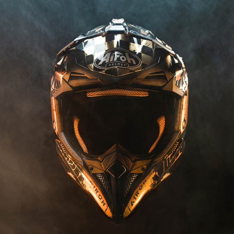 Motokrossikiiver Airoh Aviator 3.0 "TC 222 THE LEGEND" must-kuldne