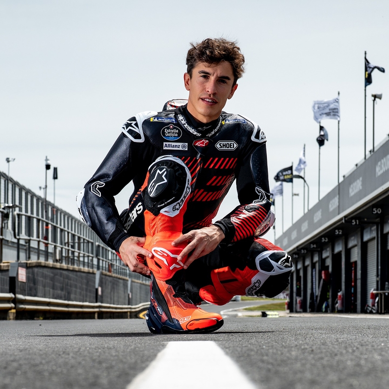 Alpinestars Supertech R Vented Limited Edition MM93 Marc Marquez fluo punane-sinine-mustad mootorratta saapad
