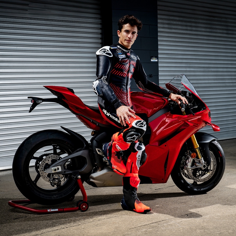 Alpinestars Supertech R Vented Limited Edition MM93 Marc Marquez fluo punane-sinine-mustad mootorratta saapad