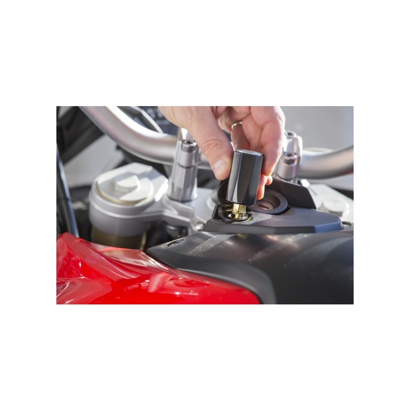 DIN adapter väikesest mootoripesast auto pistikupesasse