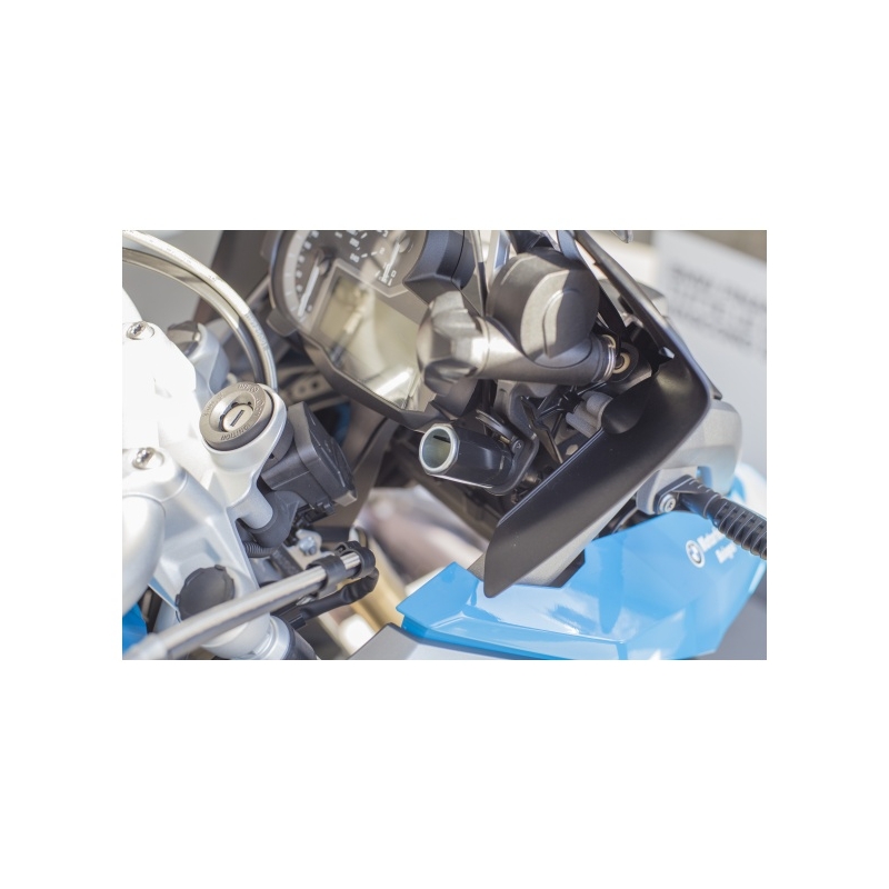 DIN adapter väikesest mootoripesast auto pistikupesasse