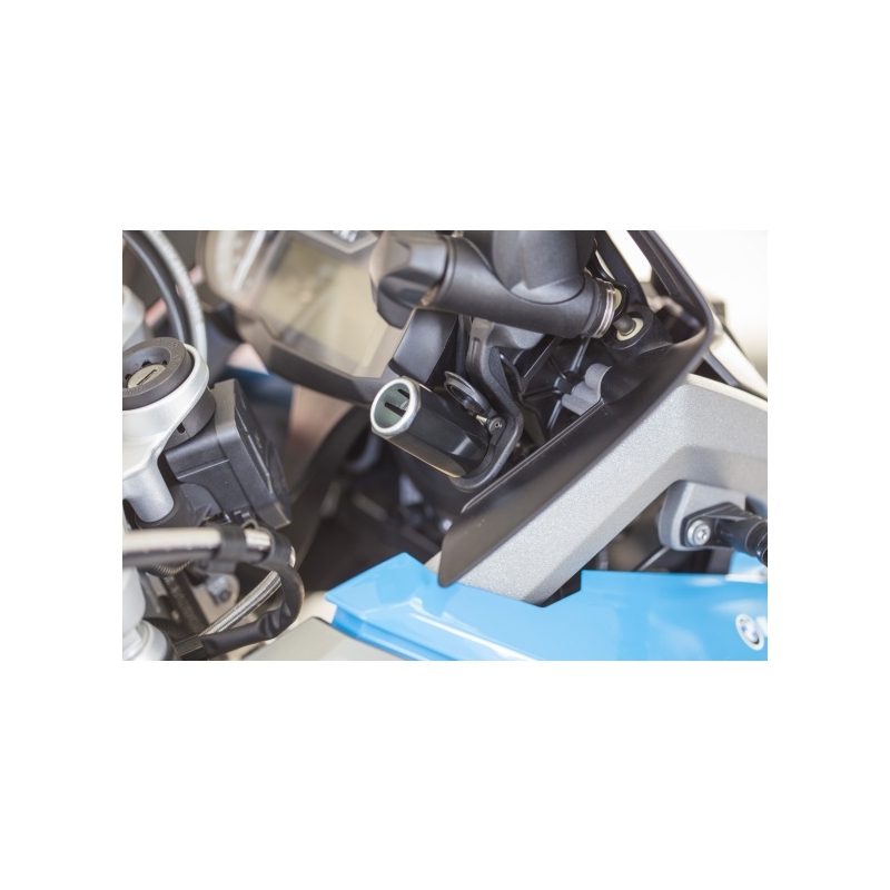 DIN adapter väikesest mootoripesast auto pistikupesasse