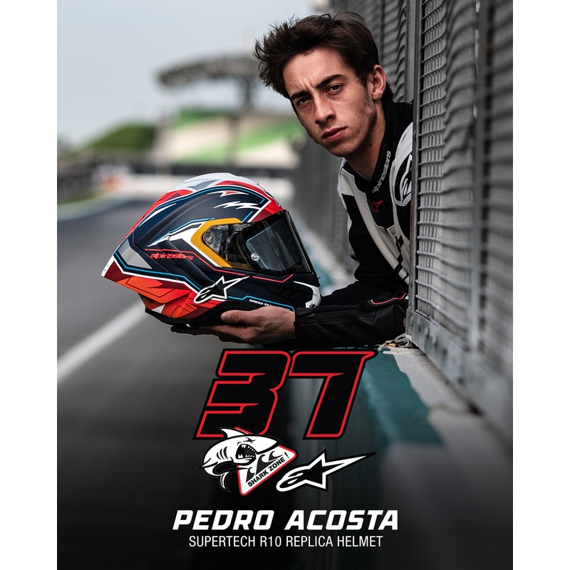 Alpinestars Supertech R-10 piiratud Pedro Acosta mattsinine-punase-valge integraalne mootorratta kiiver.