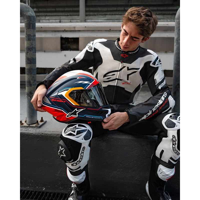 Alpinestars Supertech R-10 piiratud Pedro Acosta mattsinine-punase-valge integraalne mootorratta kiiver.
