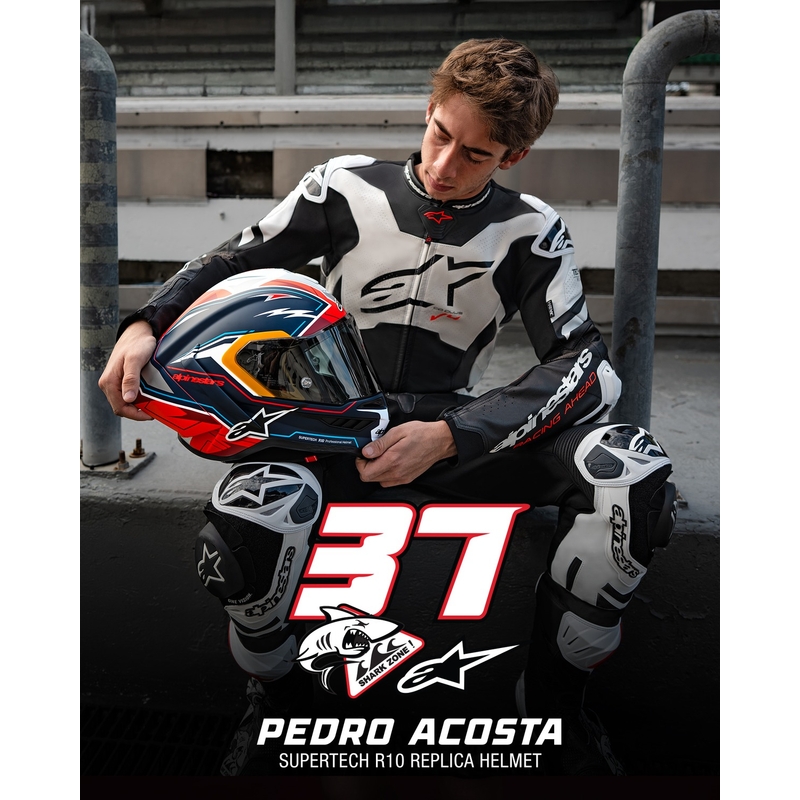 Alpinestars Supertech R-10 piiratud Pedro Acosta mattsinine-punase-valge integraalne mootorratta kiiver.