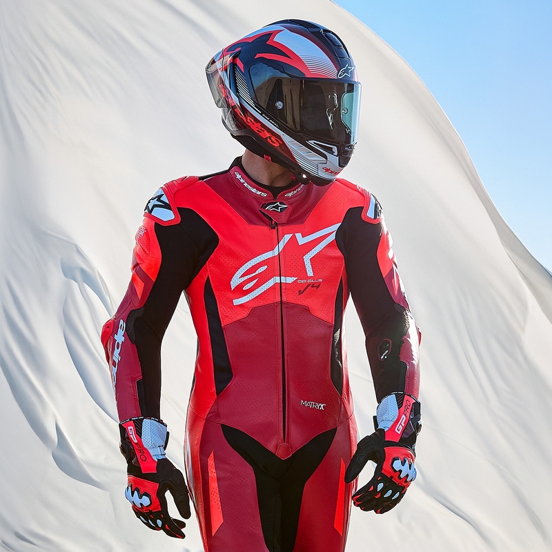 Alpinestars GP Plus V4 Sprint, Tech-air ühilduv fluo punane, punane, valge ja must üheosaline nahast mootorrattaülikond.