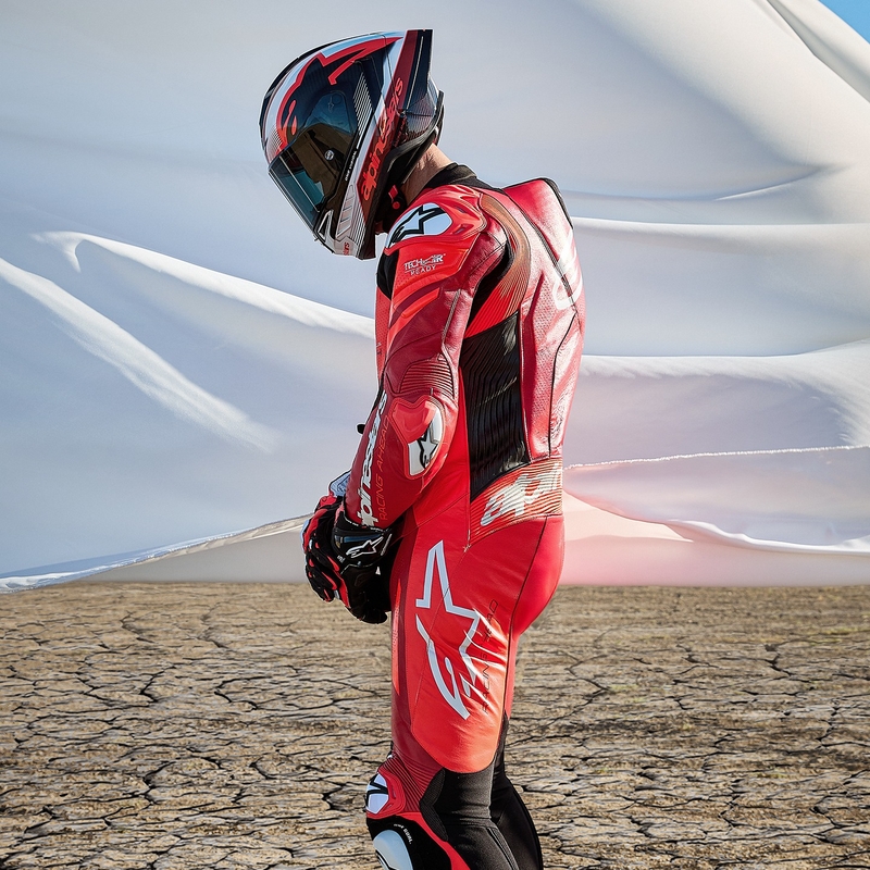 Alpinestars GP Plus V4 Sprint, Tech-air ühilduv fluo punane, punane, valge ja must üheosaline nahast mootorrattaülikond.