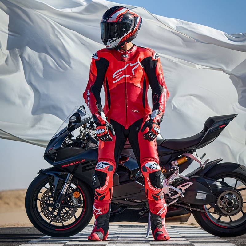 Alpinestars GP Plus V4 Sprint, Tech-air ühilduv fluo punane, punane, valge ja must üheosaline nahast mootorrattaülikond.