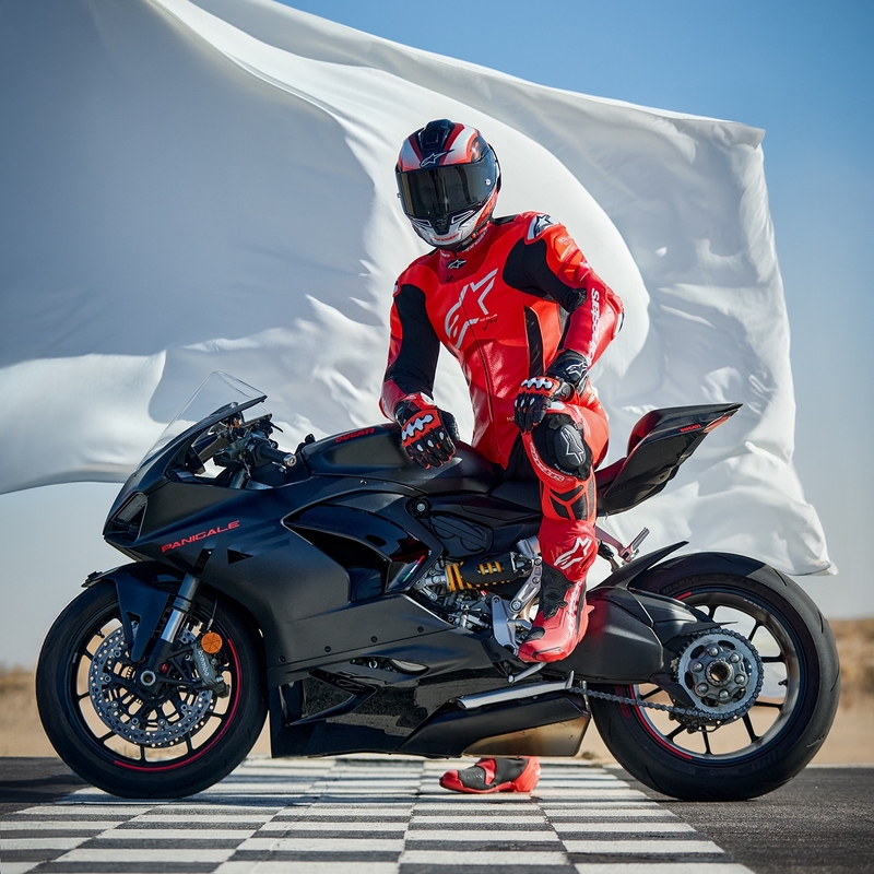 Alpinestars GP Plus V4 Sprint, Tech-air ühilduv fluo punane, punane, valge ja must üheosaline nahast mootorrattaülikond.