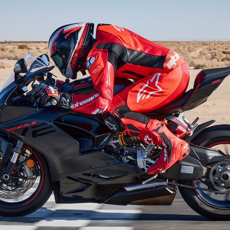 Alpinestars GP Plus V4 Sprint, Tech-air ühilduv fluo punane, punane, valge ja must üheosaline nahast mootorrattaülikond.