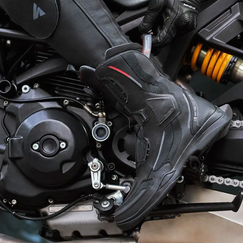 Shima Strato mustad mootorratta saapad