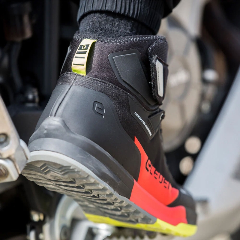 Eleveit STRATOS E-Dry mustad ja punased mootorratta saapad