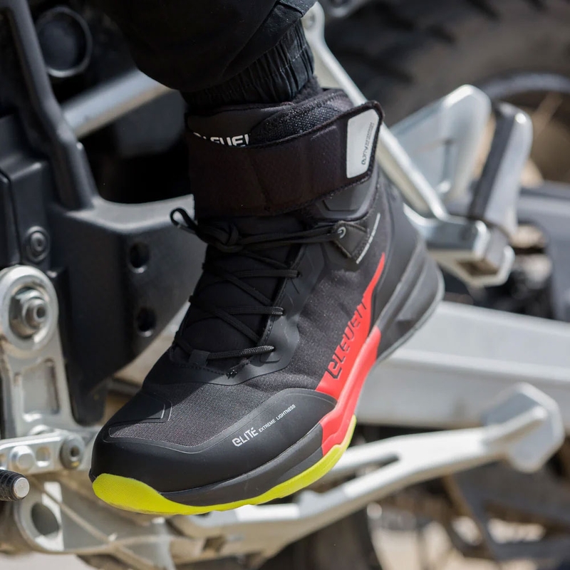 Eleveit STRATOS E-Dry mustad ja punased mootorratta saapad