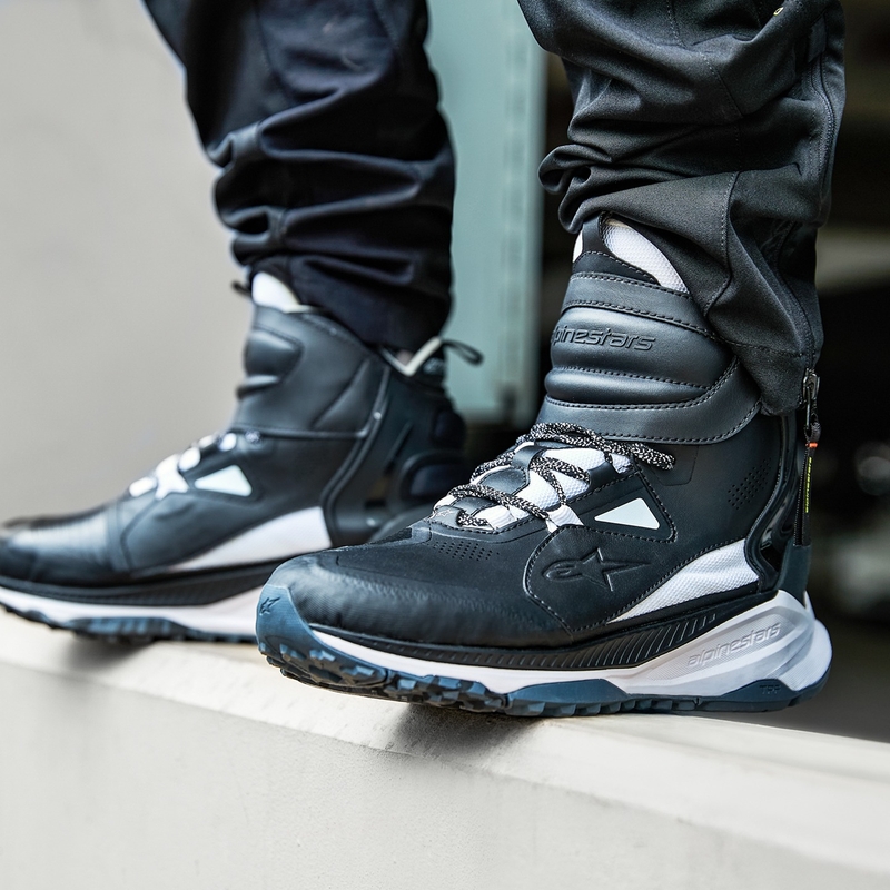 Alpinestars Speedstreet must-valged mootorrattasaapad