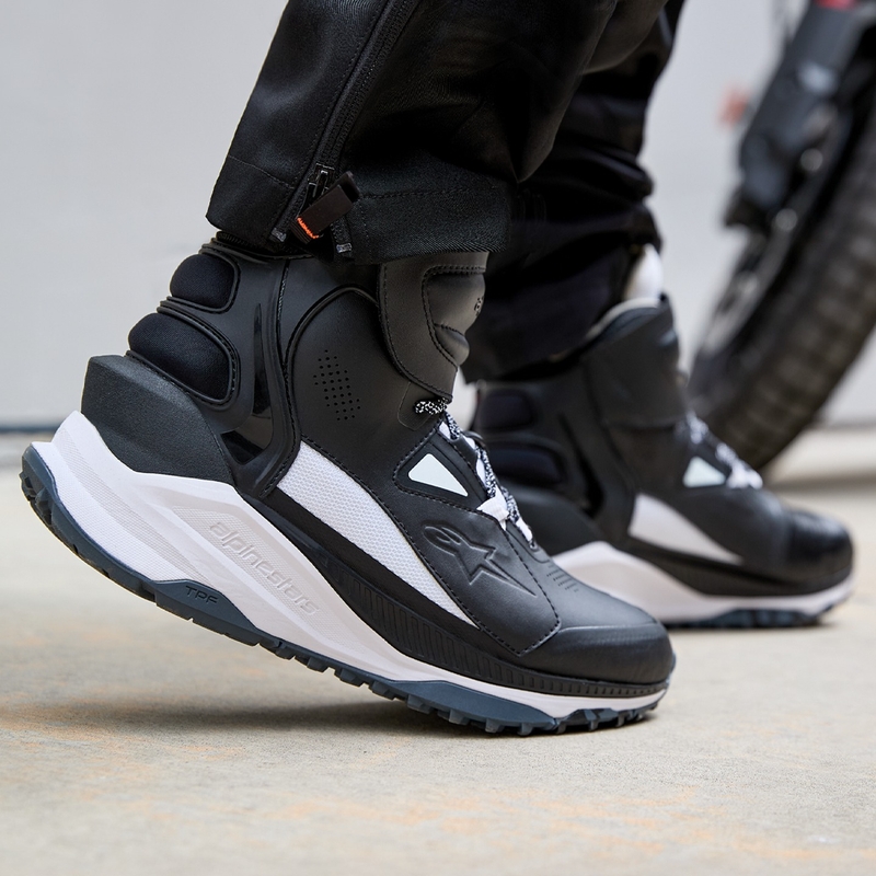 Alpinestars Speedstreet must-valged mootorrattasaapad