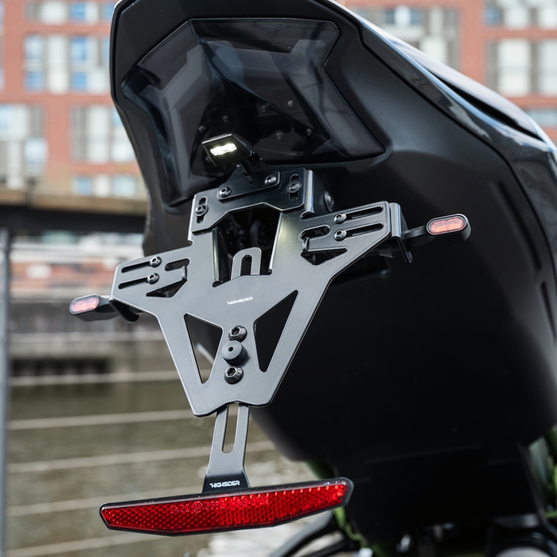 Numbrimärgi hoidja koos valgusega Highsider Akron RS PRO Kawasaki Ninja ja Z must