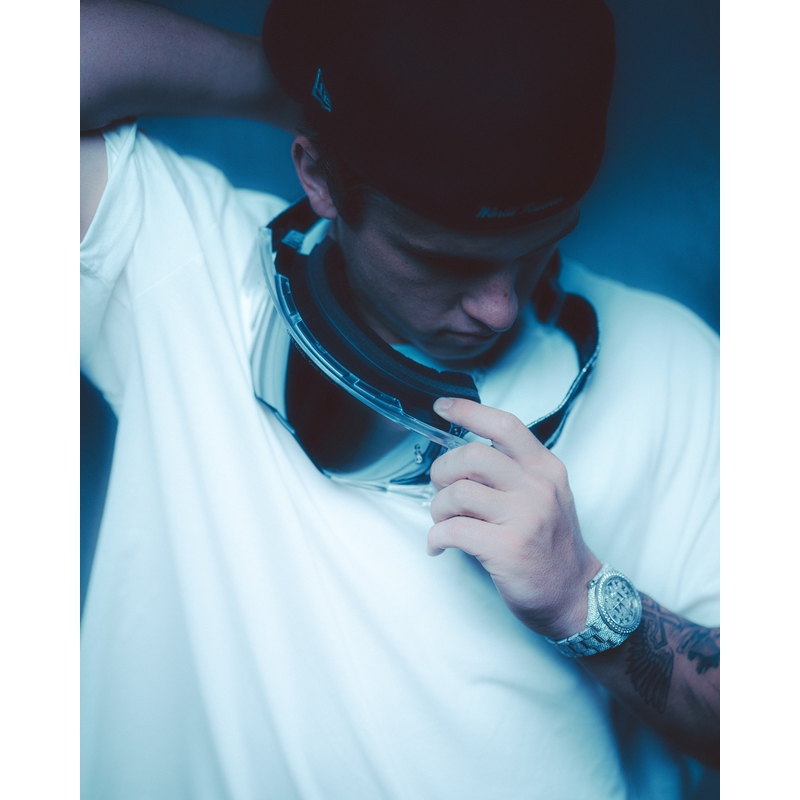 Alpinestars Supertech Vision DNGR38 XXV mustad ja hõbedased motokrossiprillid peegelpeegliga hõbedase pleksiga.