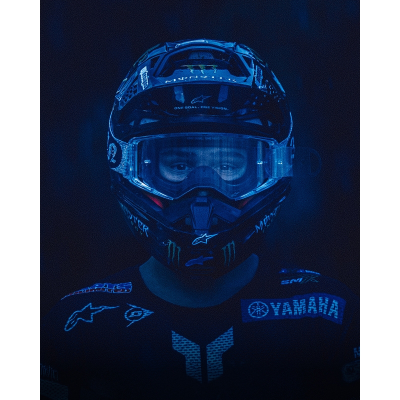 Alpinestars Supertech Vision DNGR38 XXV mustad ja hõbedased motokrossiprillid peegelpeegliga hõbedase pleksiga.