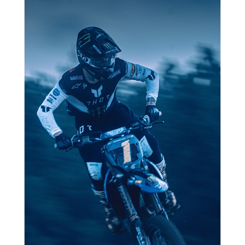 Alpinestars Supertech Vision DNGR38 XXV mustad ja hõbedased motokrossiprillid peegelpeegliga hõbedase pleksiga.