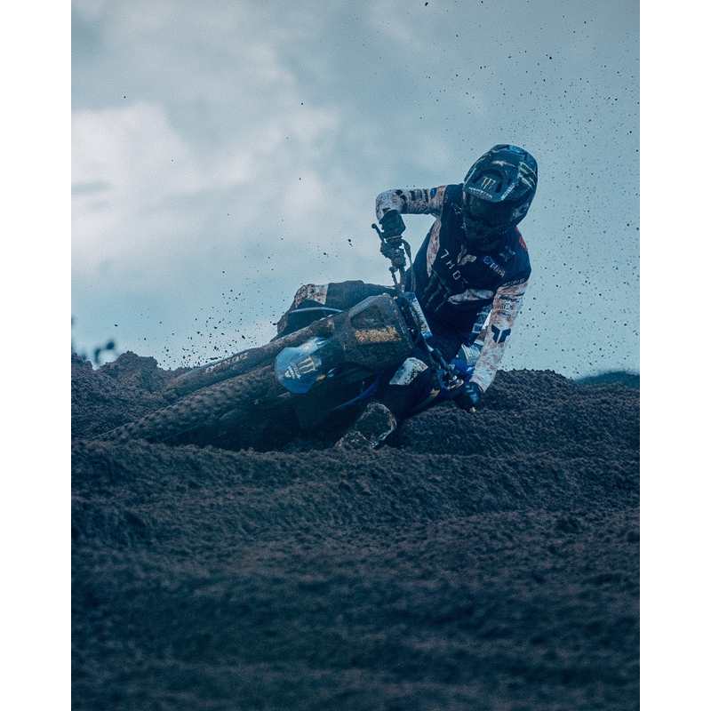 Alpinestars Supertech Vision DNGR38 XXV mustad ja hõbedased motokrossiprillid peegelpeegliga hõbedase pleksiga.