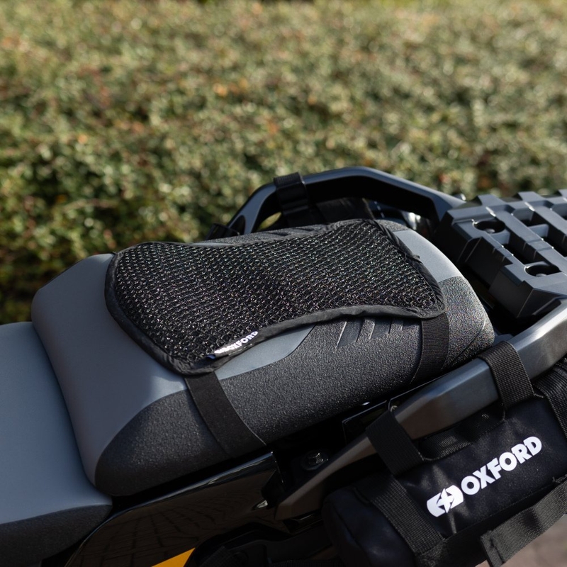 Ventilatsioonipadi kõrvalistuja istme ja Oxford Cool Seat Pillion And Enduro musta kohal