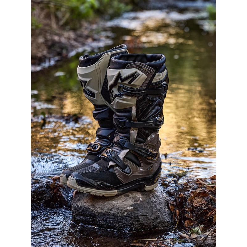 Alpinestars TECH 7 Enduro Drystar mootorrattasaapad must-tumehall-kuldne