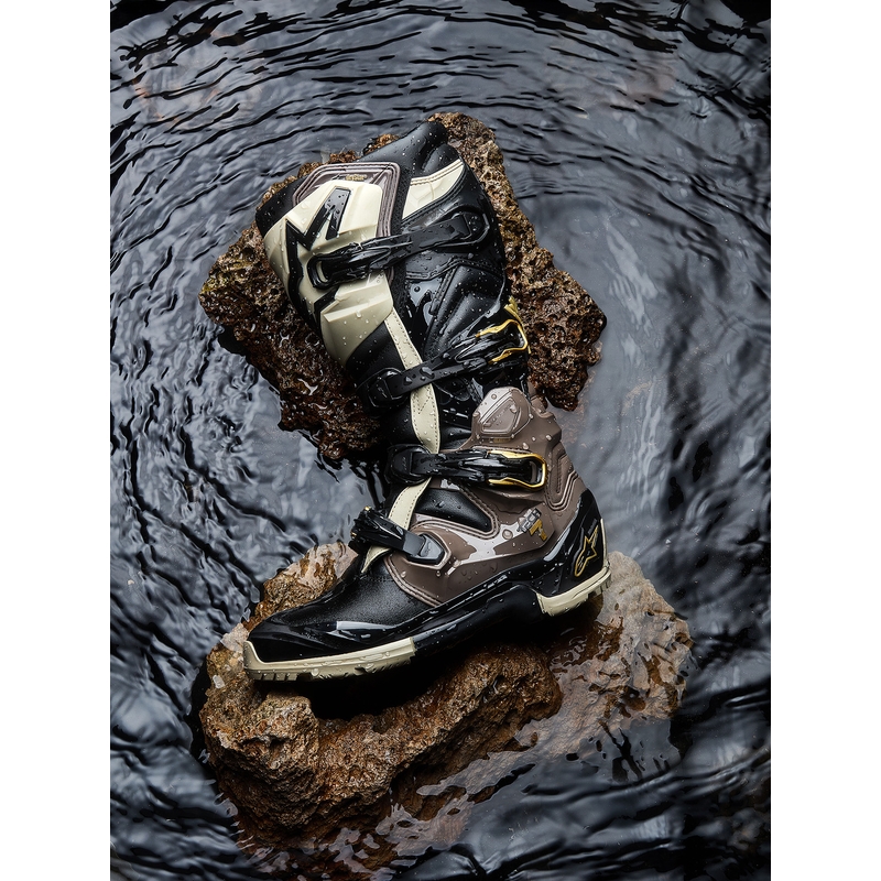 Alpinestars TECH 7 Enduro Drystar mootorrattasaapad must-tumehall-kuldne